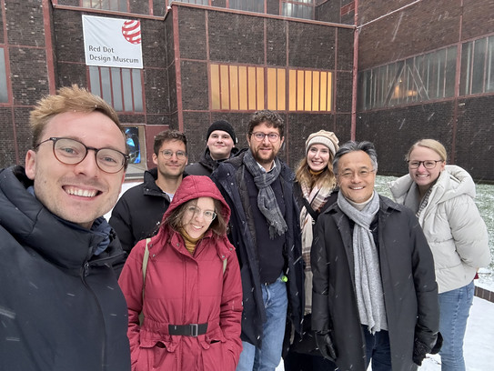 Visit Youngjin Yoo Gruppen-Selfie von Lehrstuhl und Youngjin Yoo vor Red Dot Design Museum