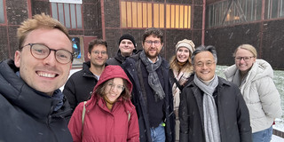 Visit Youngjin Yoo Gruppen-Selfie von Lehrstuhl und Youngjin Yoo vor Red Dot Design Museum