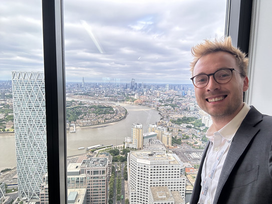 Vincent Heimburg vor Fenster mit Blick auf die Themse Fluss in London