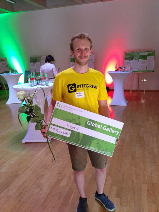Philip Popien mit Preisgeld Check