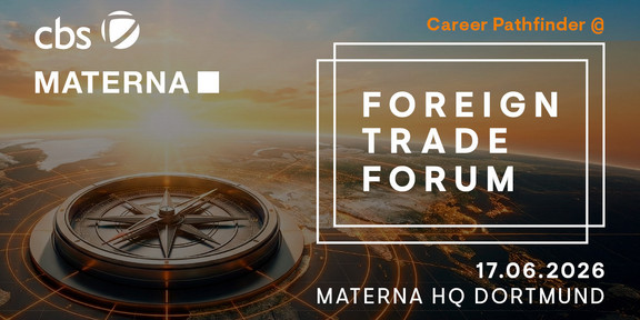 Dieses digitale Werbebanner im Querformat kündigt eine Fachveranstaltung vor einem atmosphärischen Hintergrund an, der die Erdoberfläche bei einem strahlenden Sonnenaufgang zeigt. Im linken Vordergrund liegt ein markanter, metallisch glänzender Kompass auf einem grafischen Netz aus goldenen Linien, die an einen Globus erinnern. Am oberen linken Bildrand befinden sich die Firmenlogos von cbs und Materna in reinem Weiß, während am rechten oberen Rand der Schriftzug Career Pathfinder @ in kontrastreichem Orange platziert ist. Das Zentrum der rechten Bildhälfte wird durch den Titel Foreign Trade Forum eingenommen, der in fetten weißen Großbuchstaben innerhalb von zwei filigranen, ineinander verschachtelten quadratischen Rahmen steht. Den unteren rechten Abschluss bilden die Veranstaltungsdaten, bestehend aus dem Datum 17.06.2026 und dem Ort Materna HQ Dortmund, ebenfalls in weißer, gut lesbarer Schrift. Die gesamte Bildkomposition nutzt warme Orange- und Brauntöne, um eine Aufbruchstimmung und globale Weitsicht zu vermitteln.