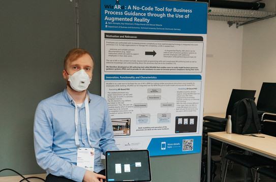 Björn Konopka vor Poster bei BPM Konferenz