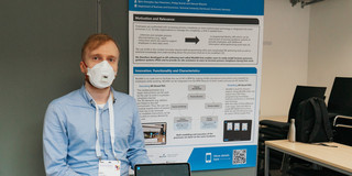 Björn Konopka vor Poster bei BPM Konferenz