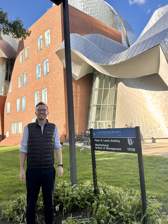 Vincent Heimburg vor einem Gebäude der Case Western Reserve University